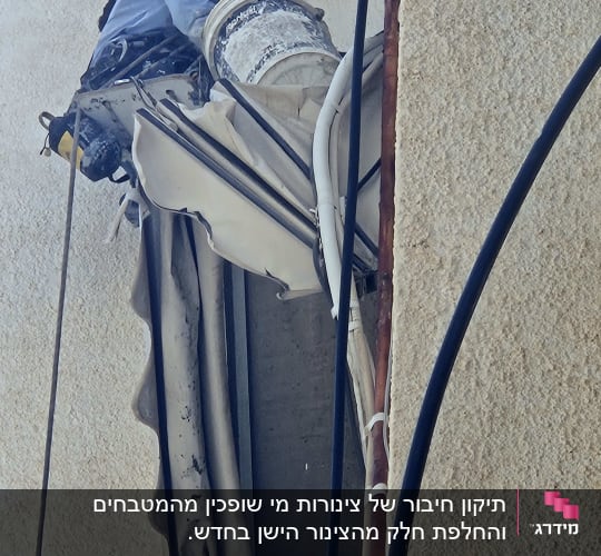 אדם עובד בגובה עם ציוד בניין